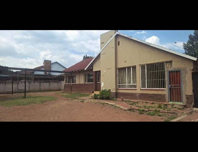 17 BEDROOM HOUSE FOR SALE IN KEMPTON PARK EXT 03